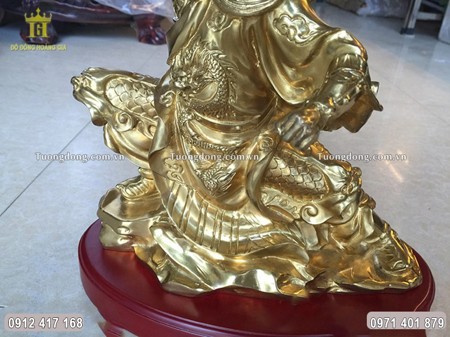 Từng họa tiết hoa văn được chạm khắc sắc nét